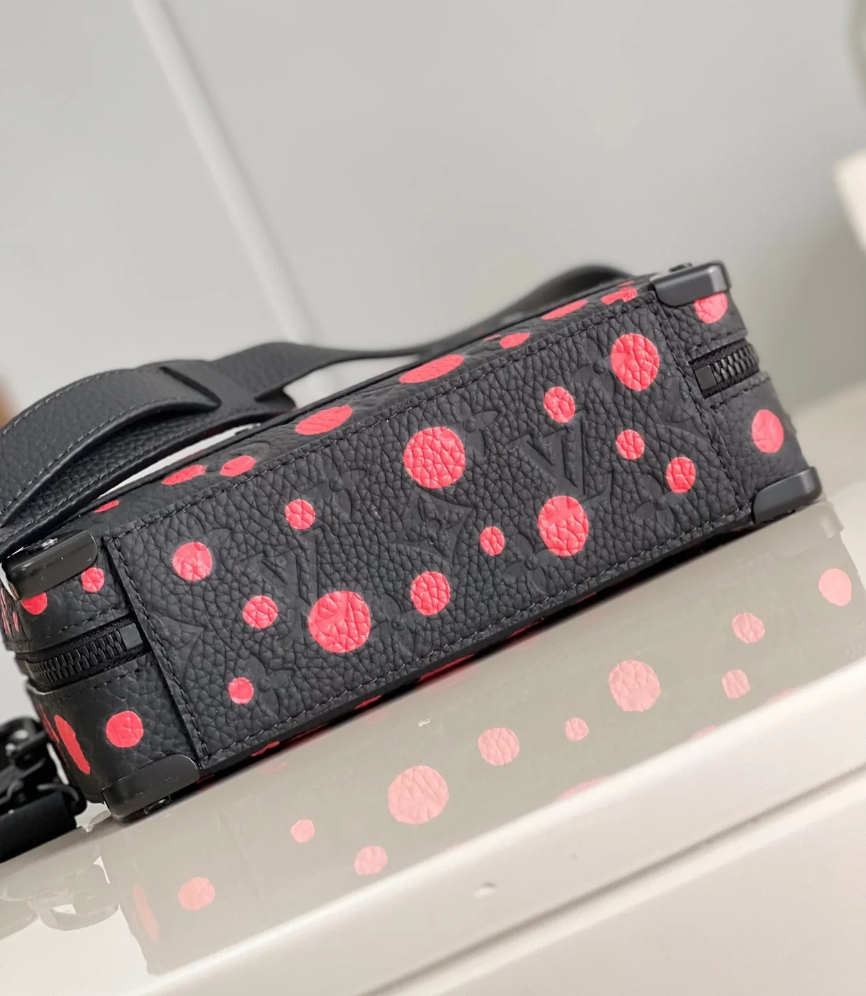 루이비통 x YK 핸들 소프트 트렁크 백 M21677