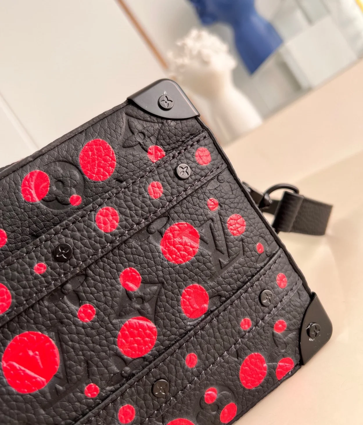 루이비통 x YK 핸들 소프트 트렁크 백 M21677