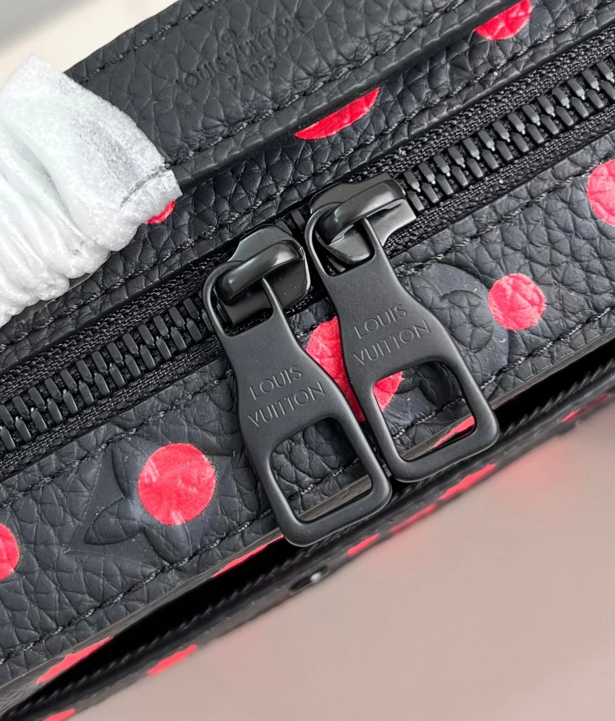 루이비통 x YK 핸들 소프트 트렁크 백 M21677