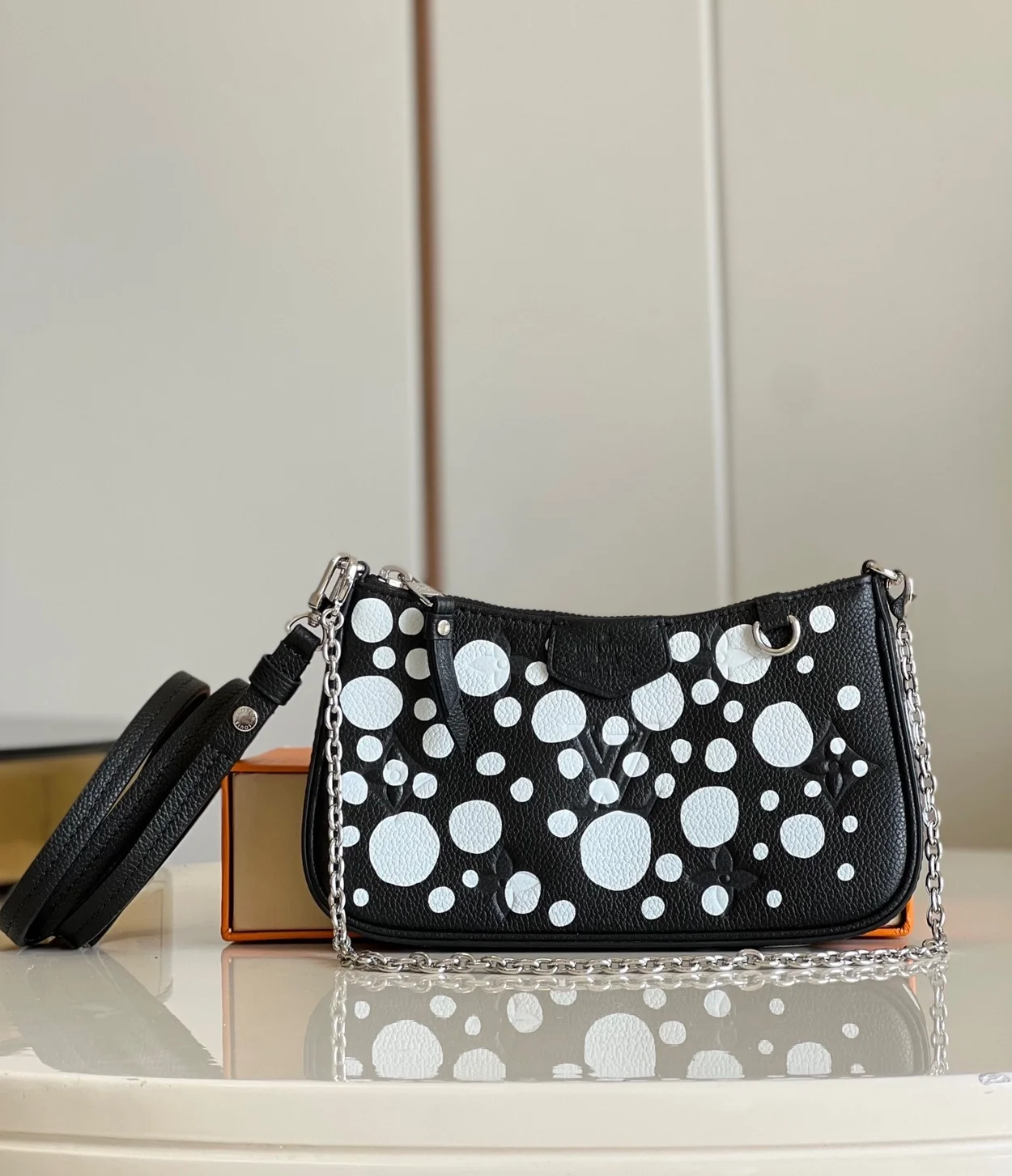 루이비통 x YK 이지 파우치 온 스트랩 M81908