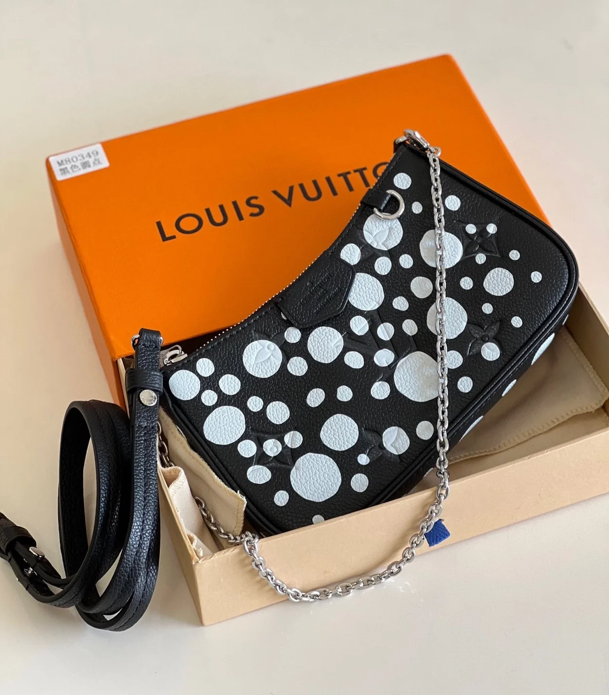 루이비통 x YK 이지 파우치 온 스트랩 M81908