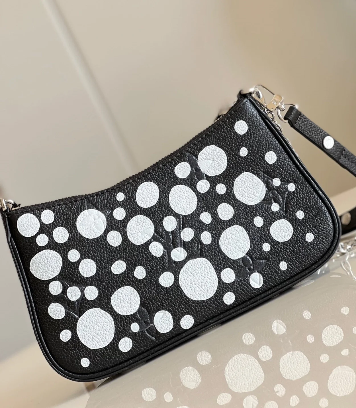 루이비통 x YK 이지 파우치 온 스트랩 M81908