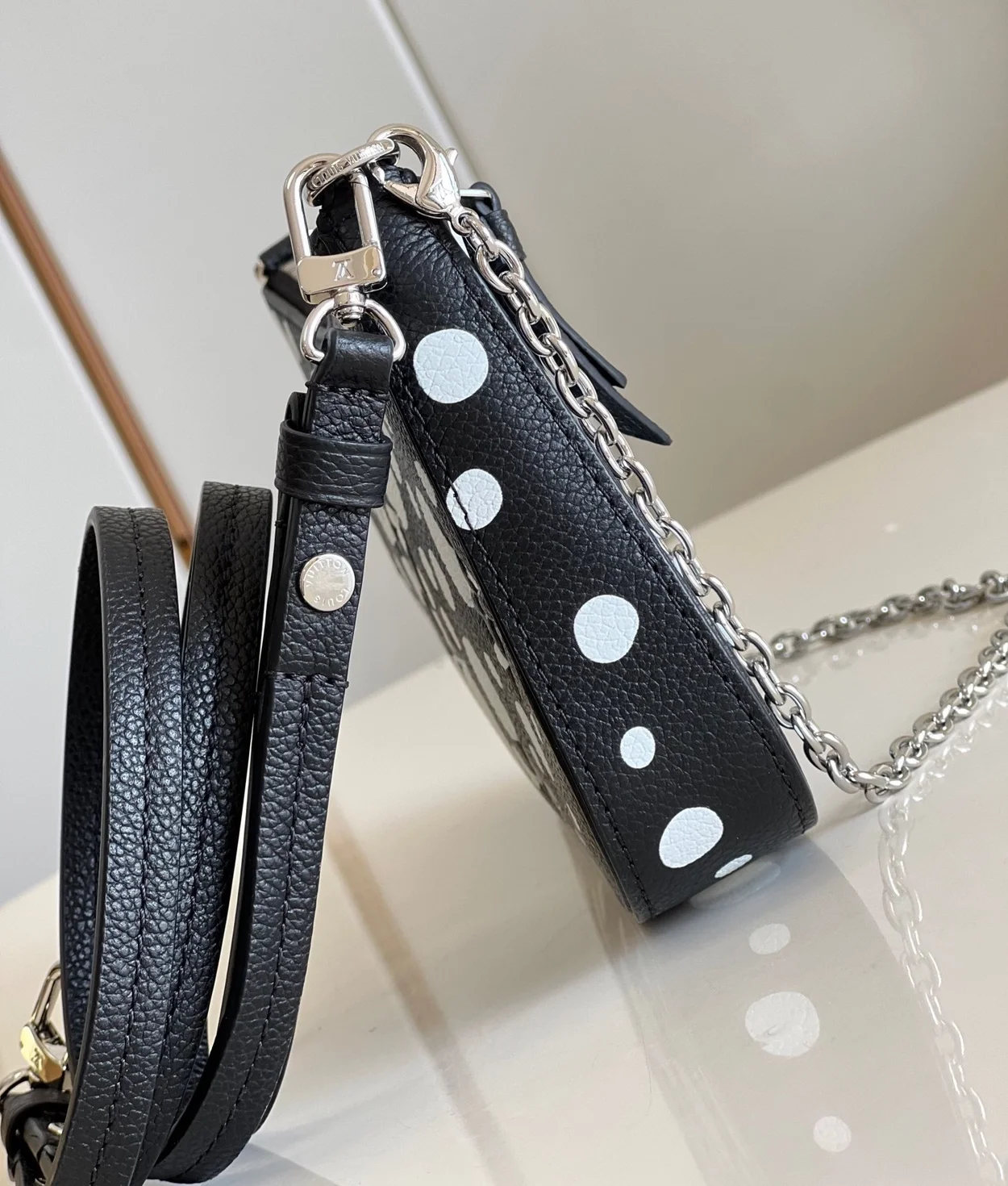 루이비통 x YK 이지 파우치 온 스트랩 M81908