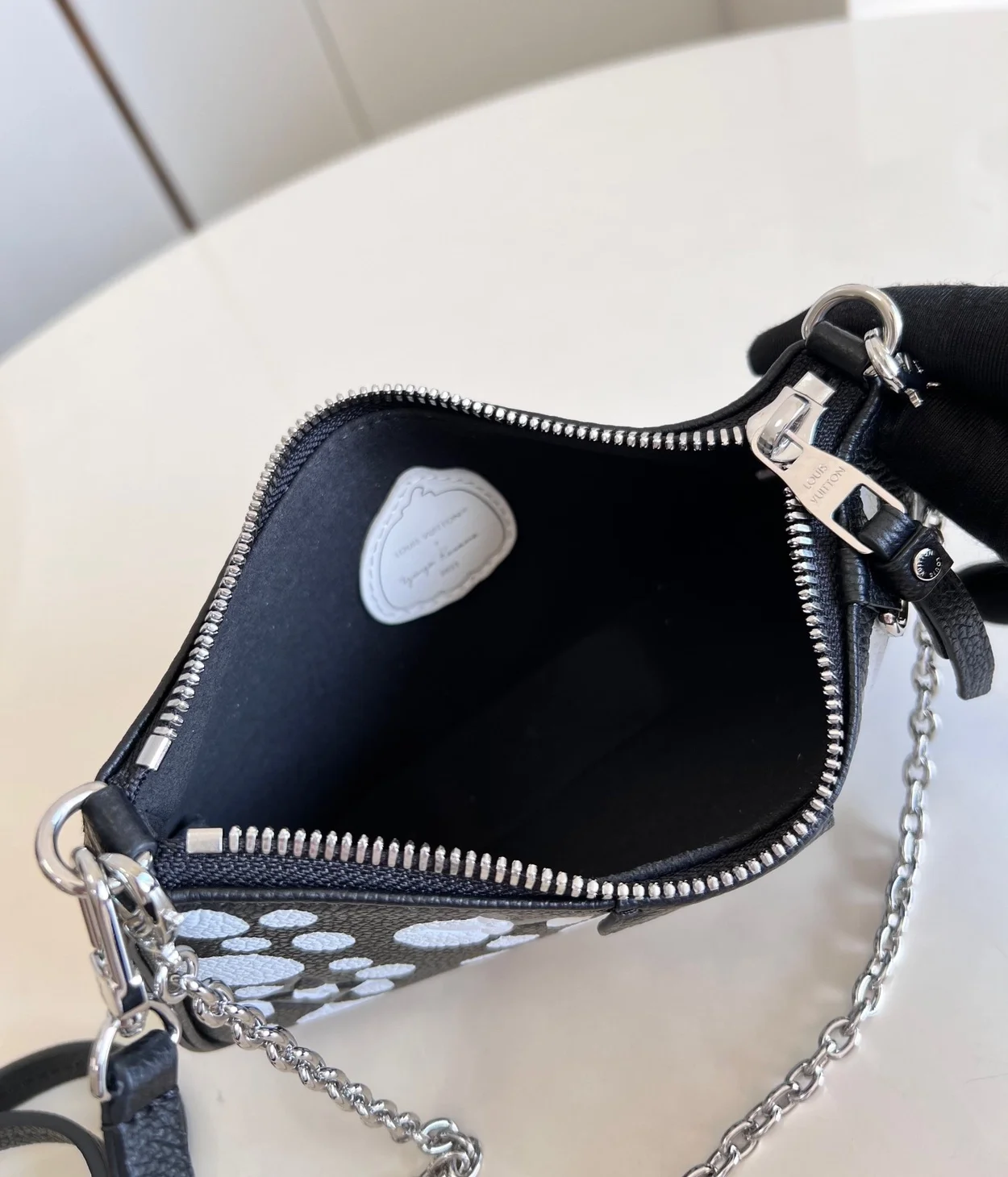 루이비통 x YK 이지 파우치 온 스트랩 M81908