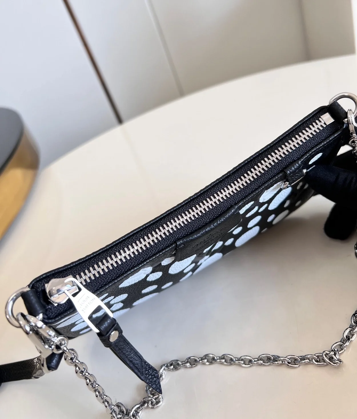 루이비통 x YK 이지 파우치 온 스트랩 M81908