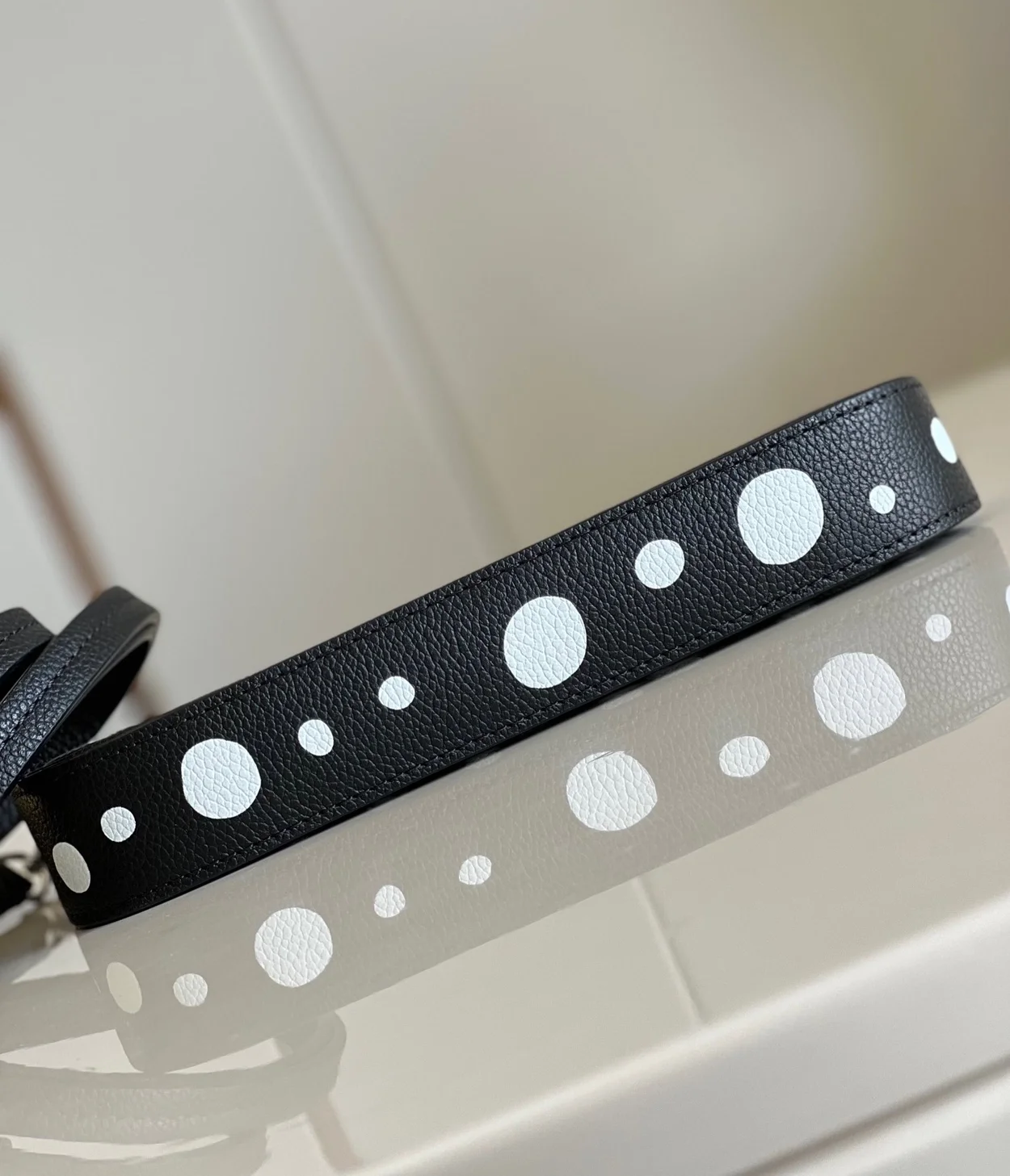 루이비통 x YK 이지 파우치 온 스트랩 M81908