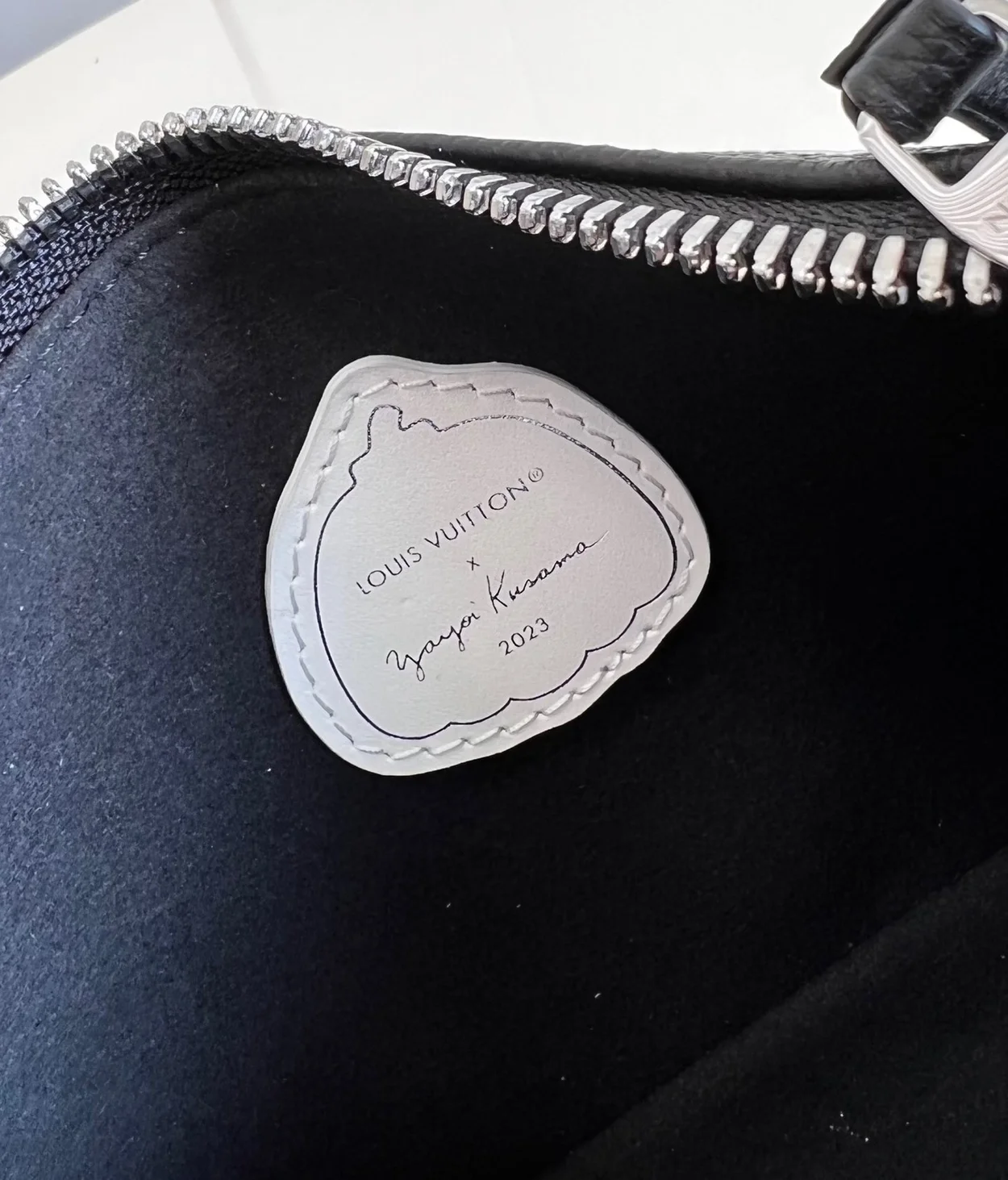 루이비통 x YK 이지 파우치 온 스트랩 M81908