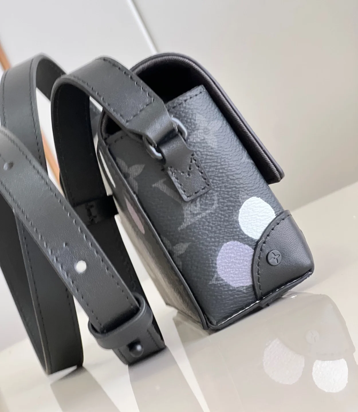 루이비통 x YK 스티머 웨어러블 월릿 M81935