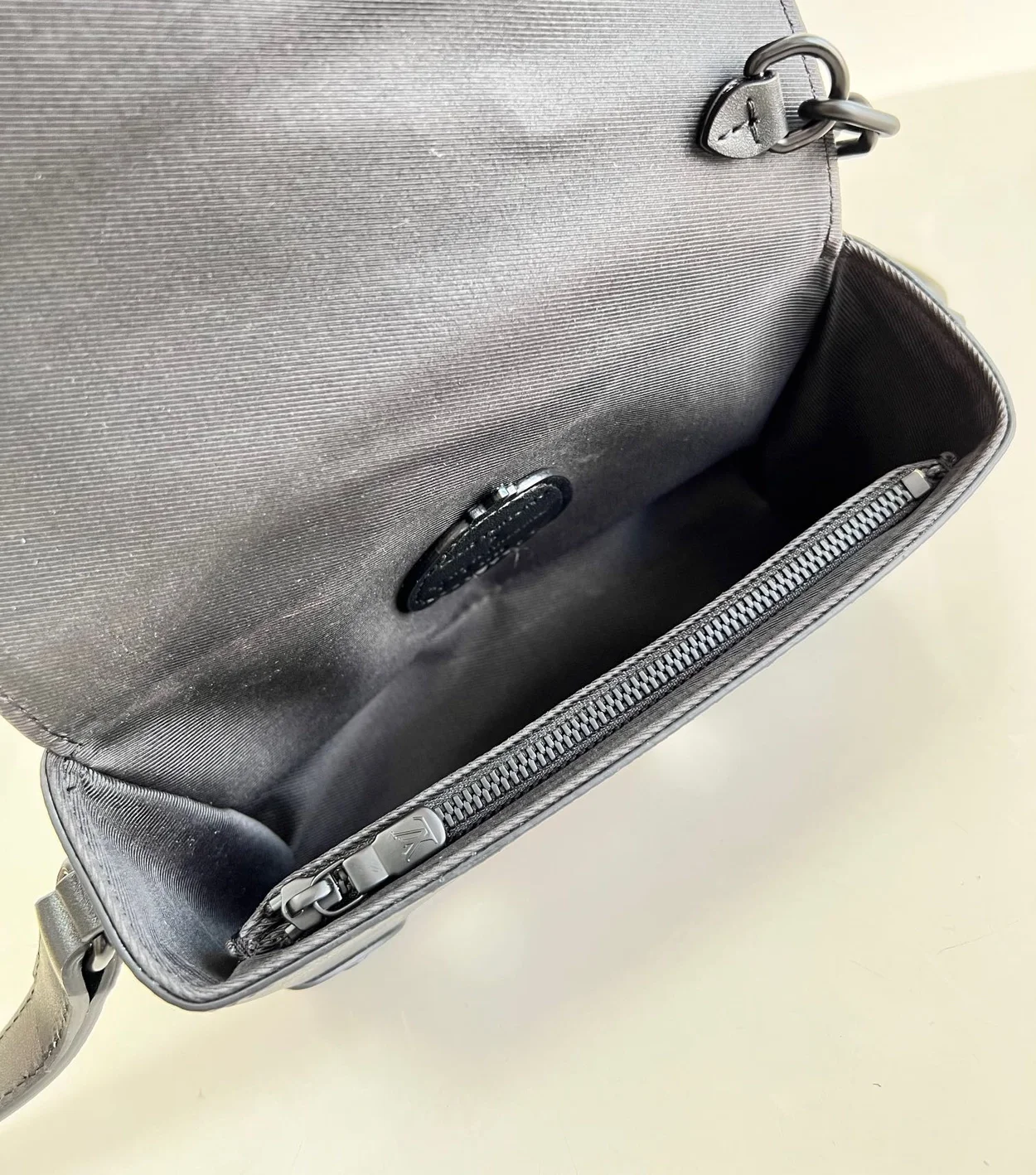 루이비통 x YK 스티머 웨어러블 월릿 M81935