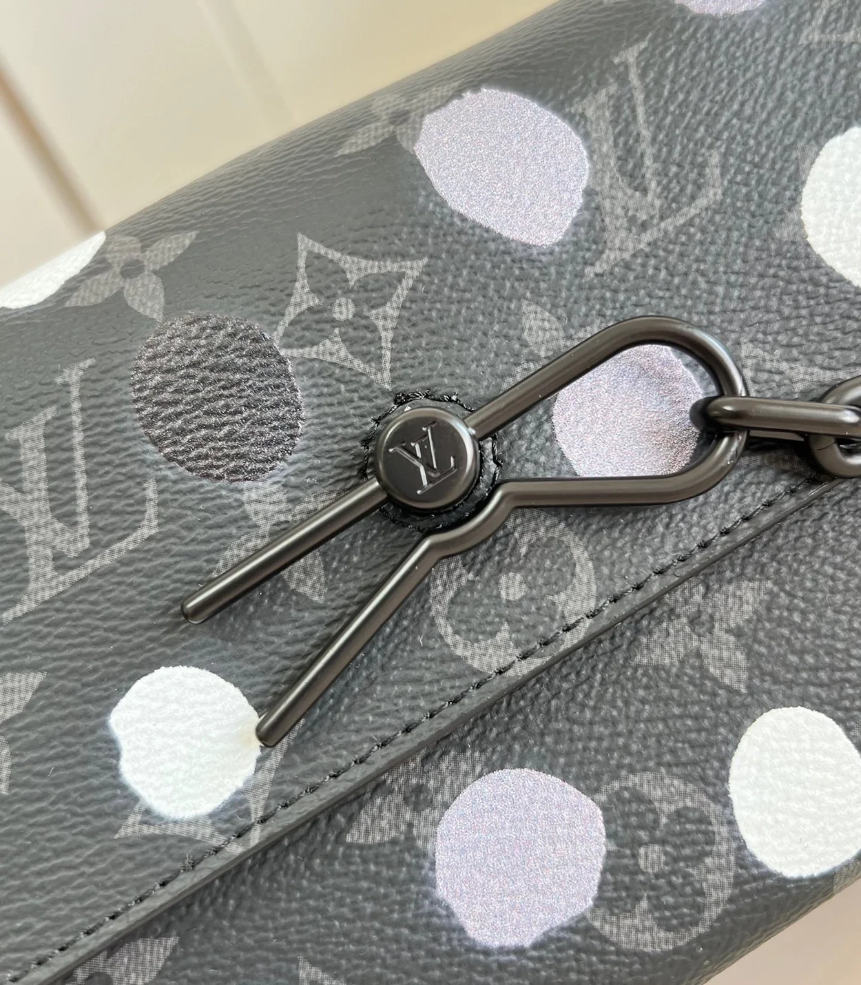 루이비통 x YK 스티머 웨어러블 월릿 M81935