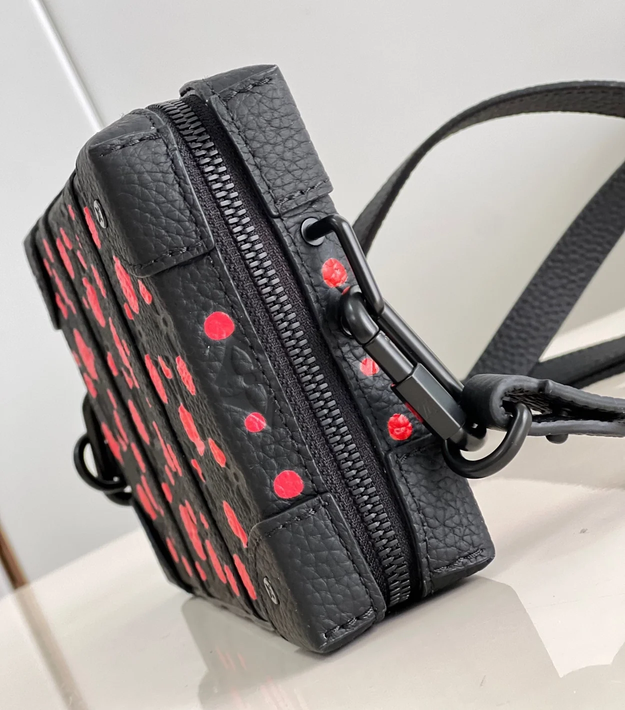 루이비통 x YK 소프트 트렁크 웨어러블 월릿 M81905