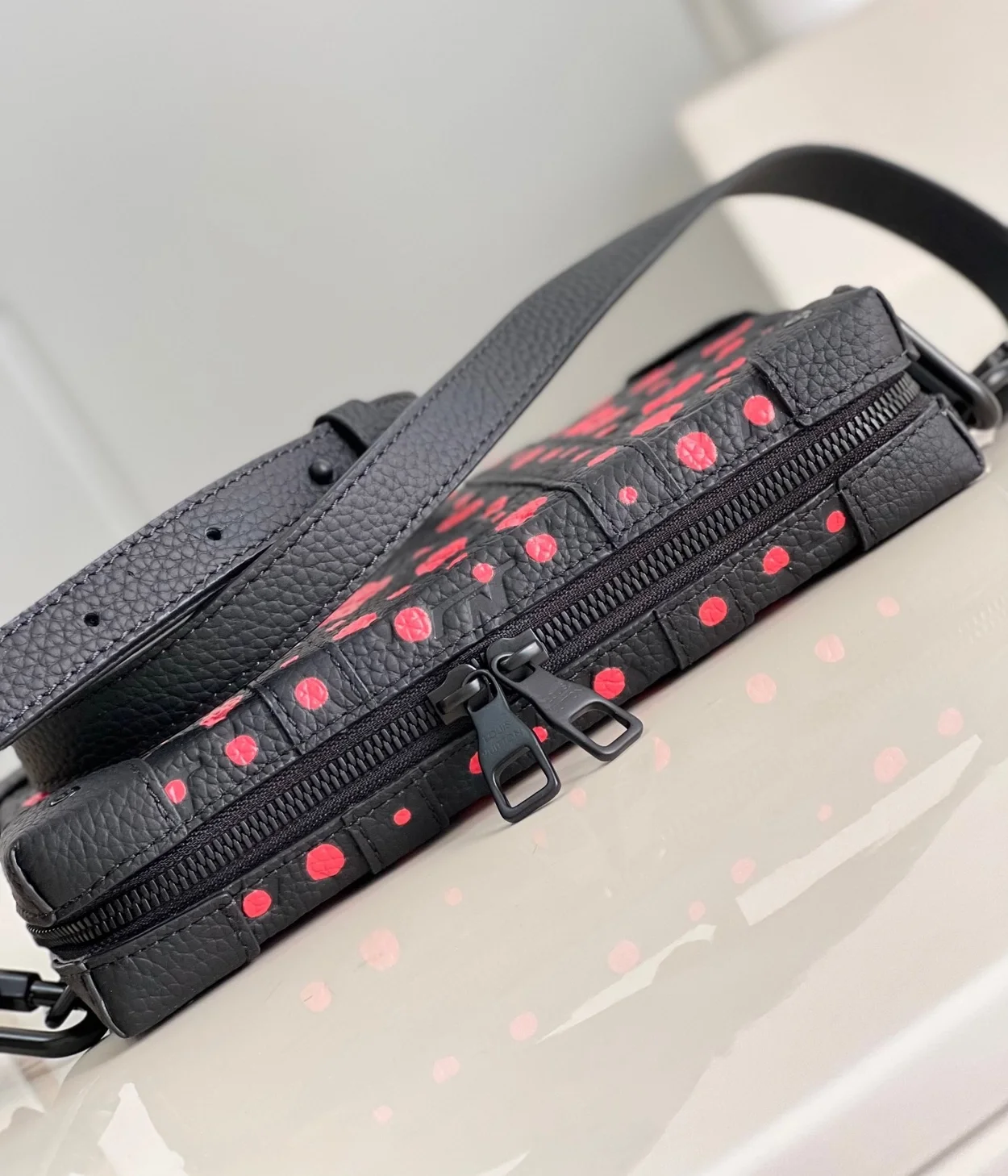 루이비통 x YK 소프트 트렁크 웨어러블 월릿 M81905