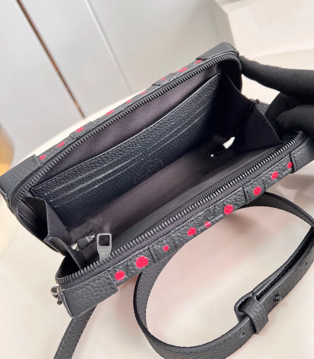 루이비통 x YK 소프트 트렁크 웨어러블 월릿 M81905