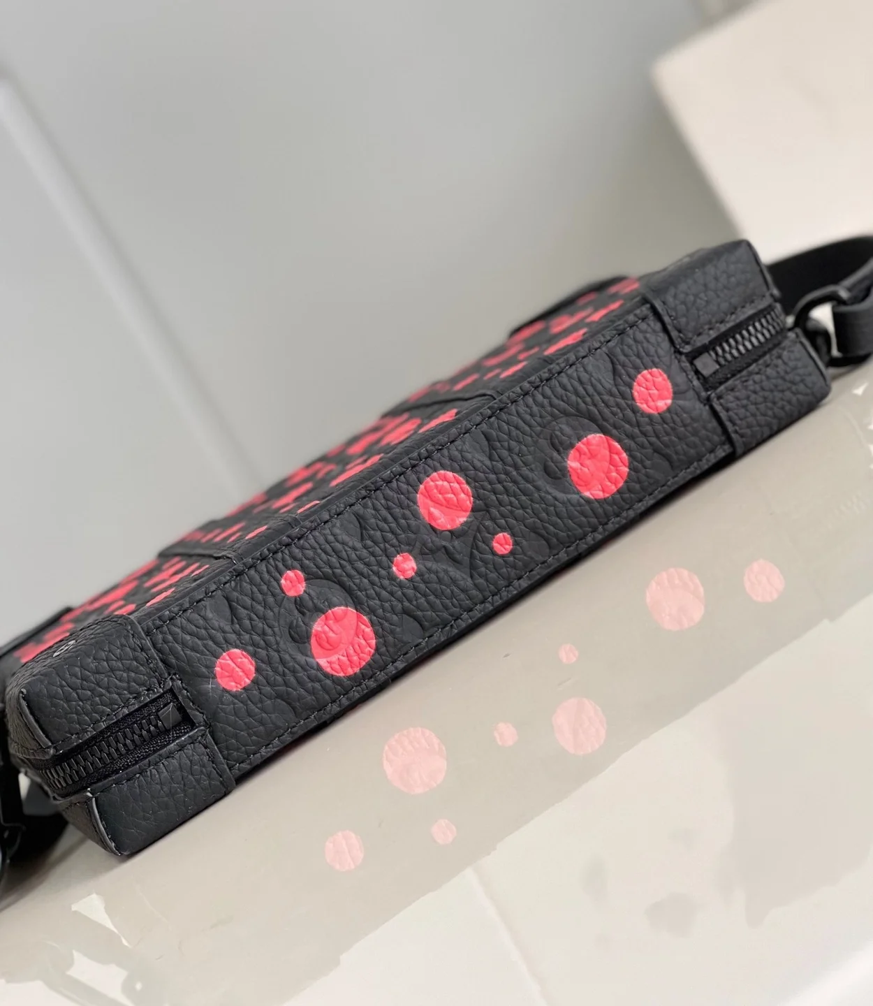 루이비통 x YK 소프트 트렁크 웨어러블 월릿 M81905