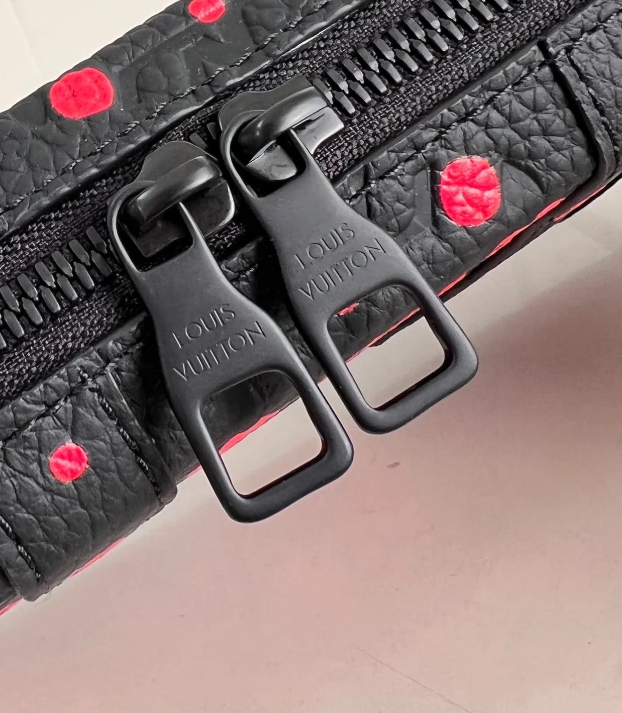 루이비통 x YK 소프트 트렁크 웨어러블 월릿 M81905