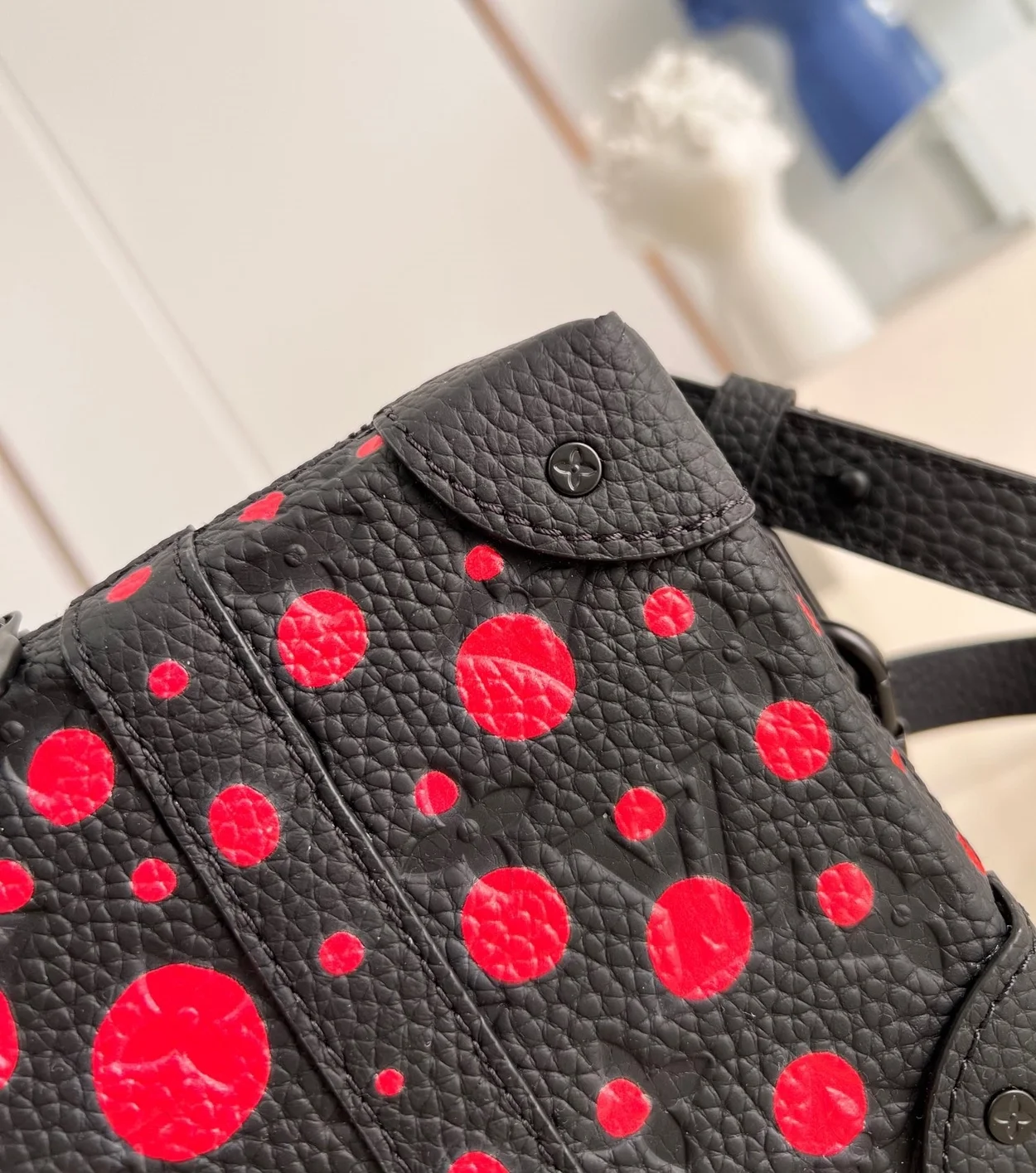 루이비통 x YK 소프트 트렁크 웨어러블 월릿 M81905