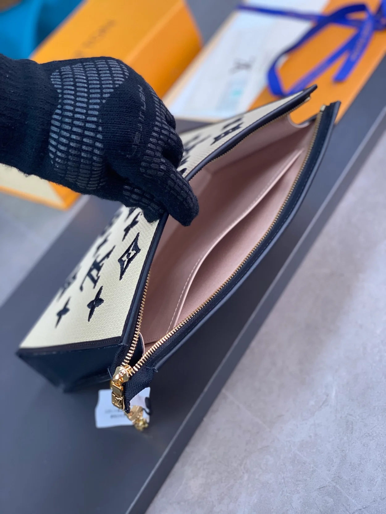 루이비통 토일트라이 체인 파우치 M82521