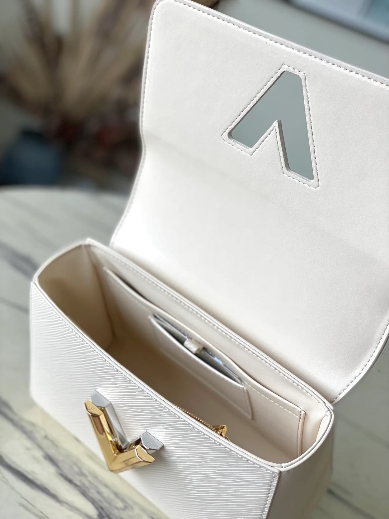 루이비통 트위스트 MM M22773