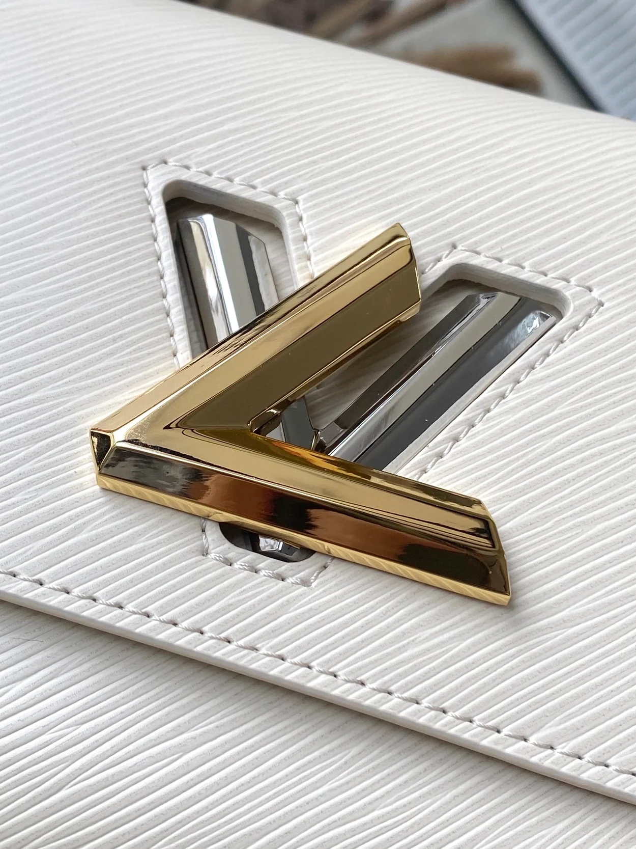 루이비통 트위스트 MM M22773