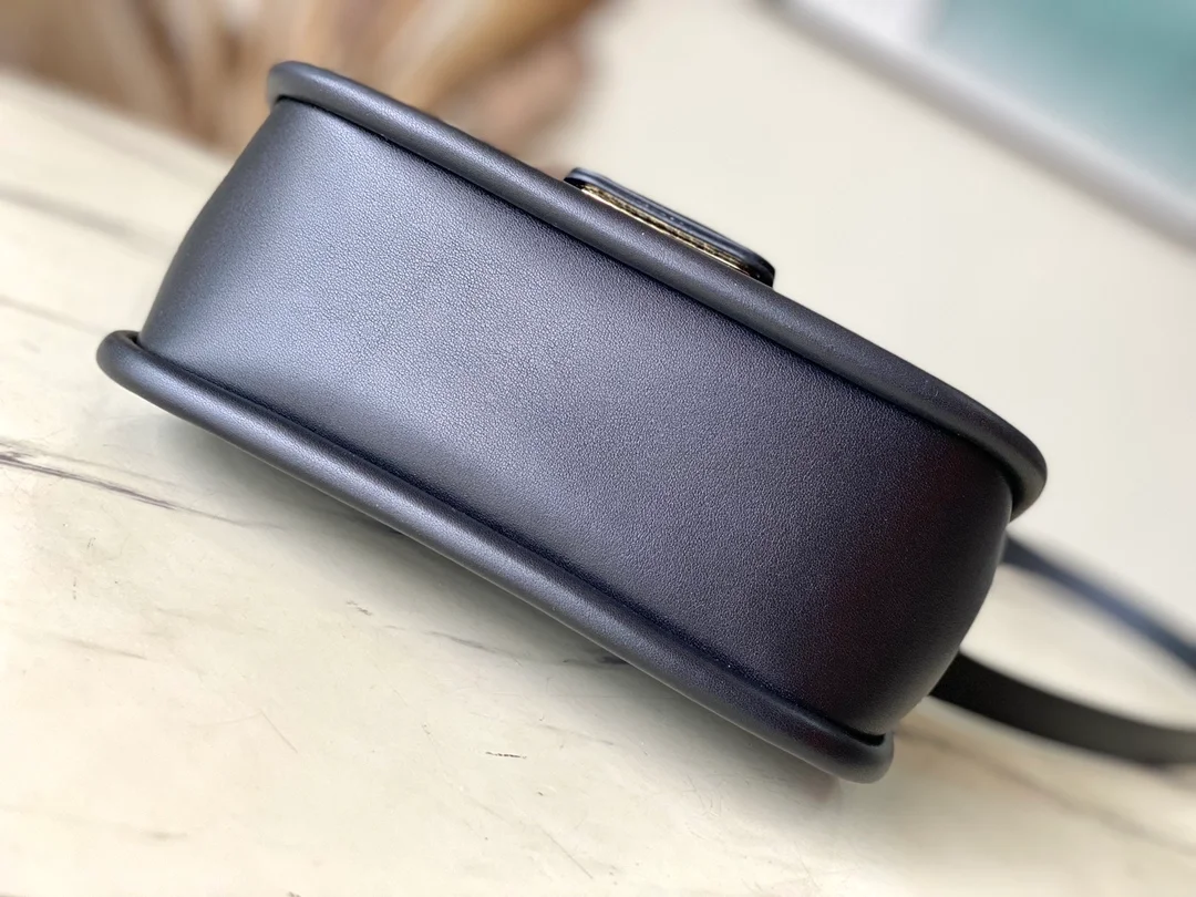 루이비통 하이드 앤드 시크 에피 핸드백 M22724