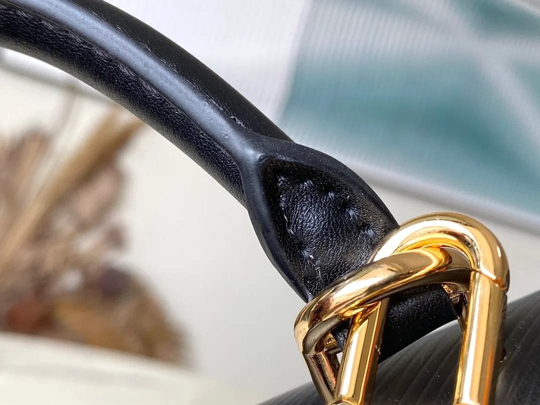 루이비통 하이드 앤드 시크 에피 핸드백 M22724