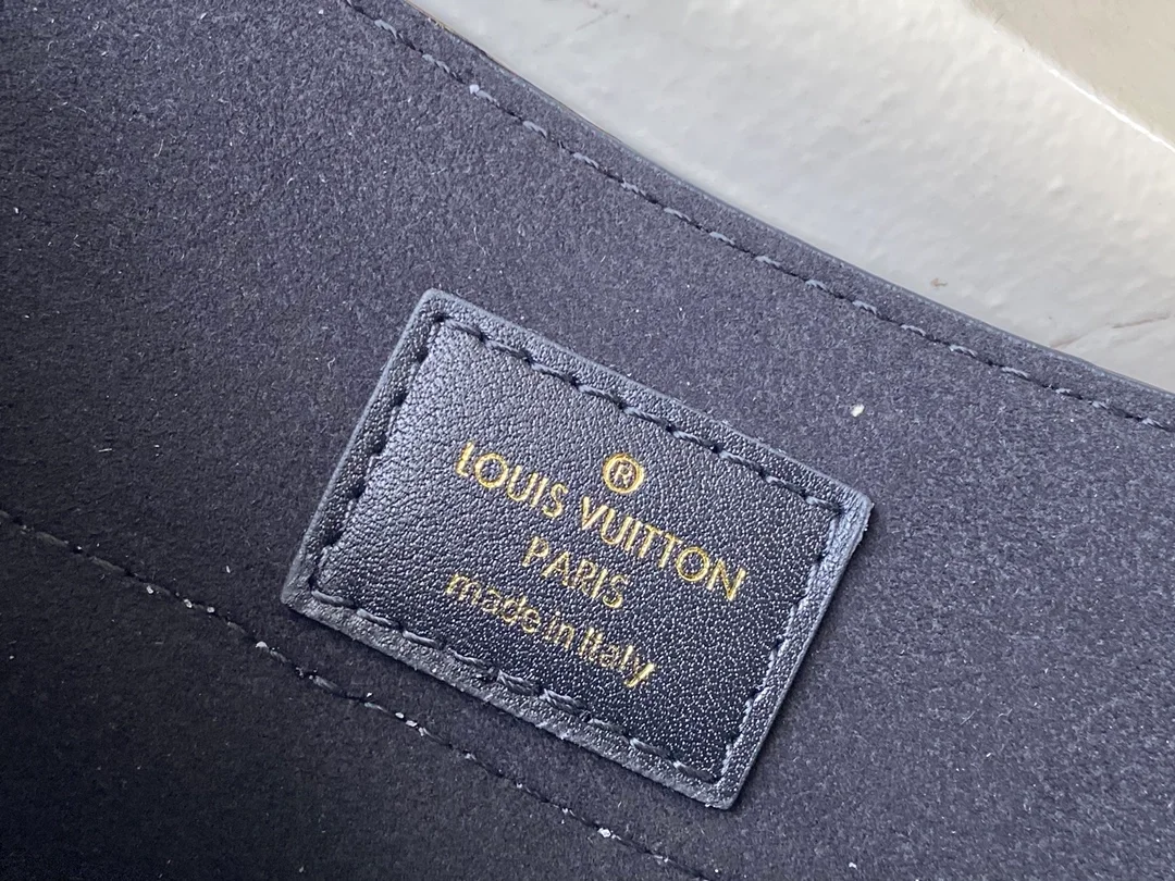 루이비통 하이드 앤드 시크 에피 핸드백 M22724