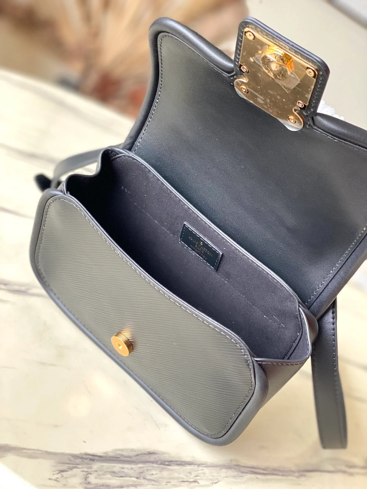 루이비통 하이드 앤드 시크 에피 핸드백 M22724