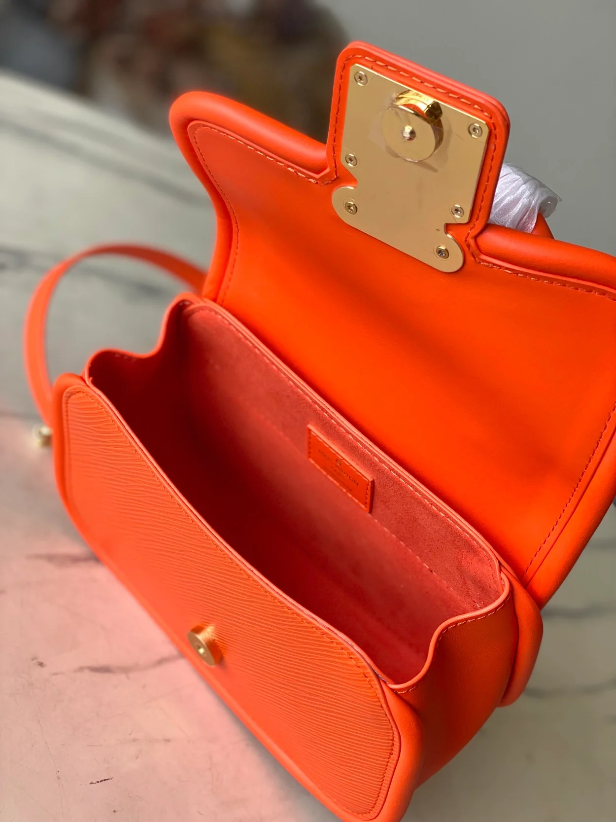 루이비통 하이드 앤드 시크 에피 핸드백 M22723