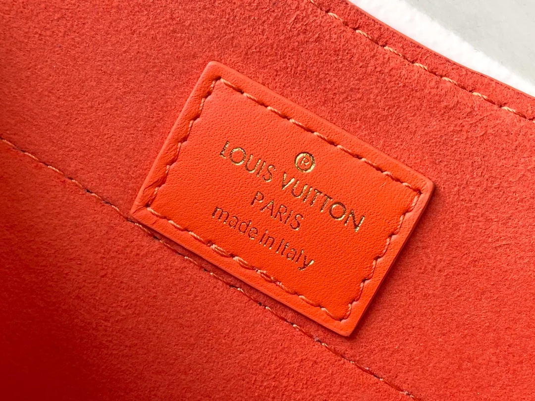 루이비통 하이드 앤드 시크 에피 핸드백 M22723