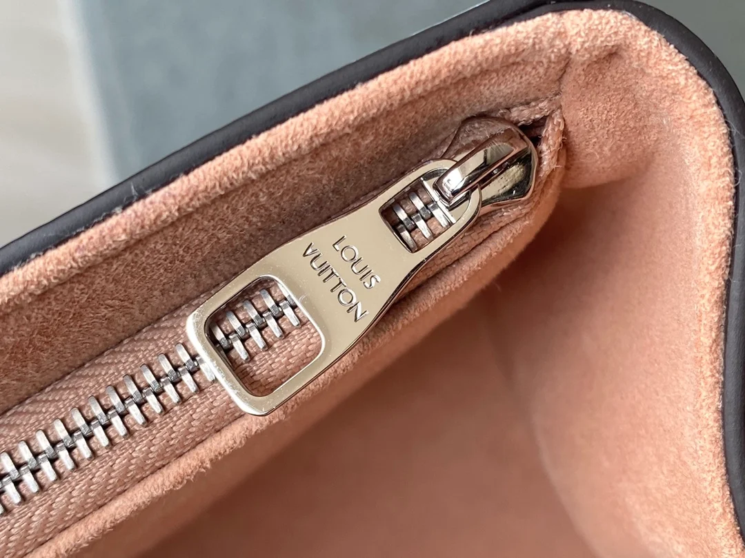 루이비통 클루니 미니 핸드백 M22617