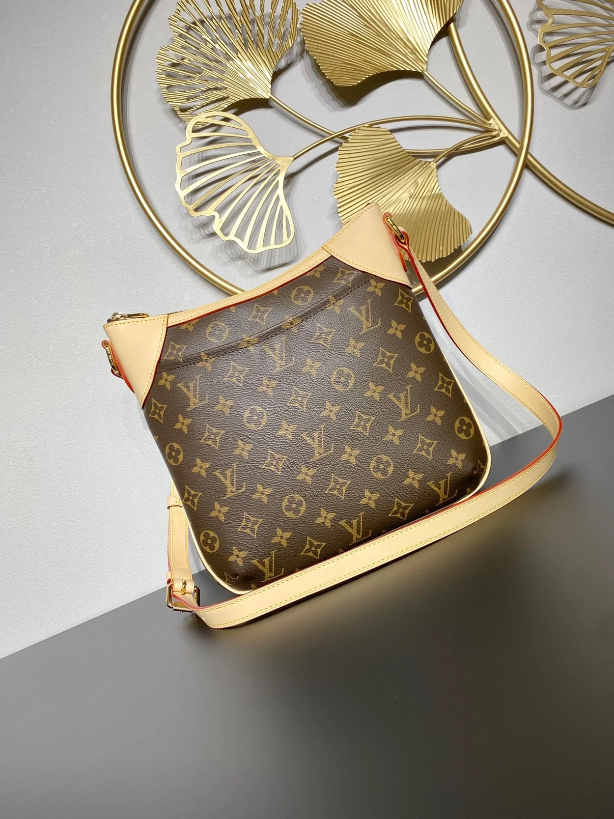 루이비통 오데온 PM 크로스 백 M56389