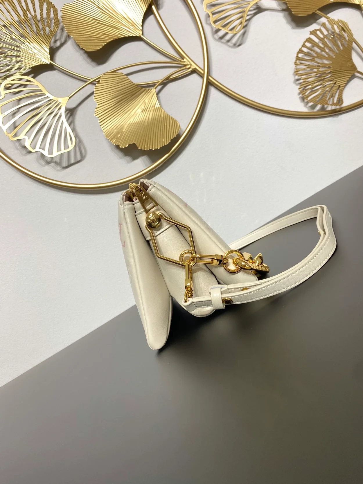 루이비통 밀키 웨이 쿠상 BB 체인백 M22993