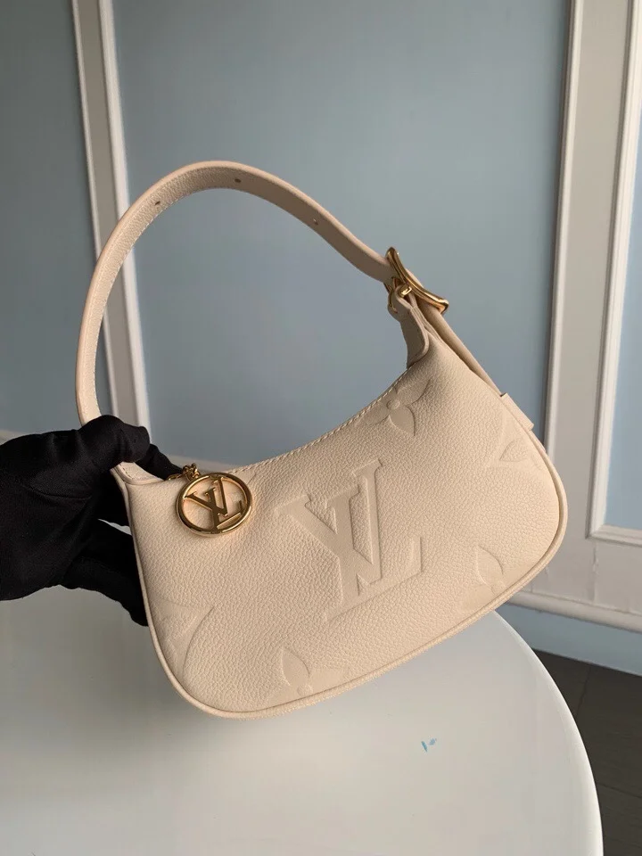 루이비통 미니 문 숄더 백 M82519