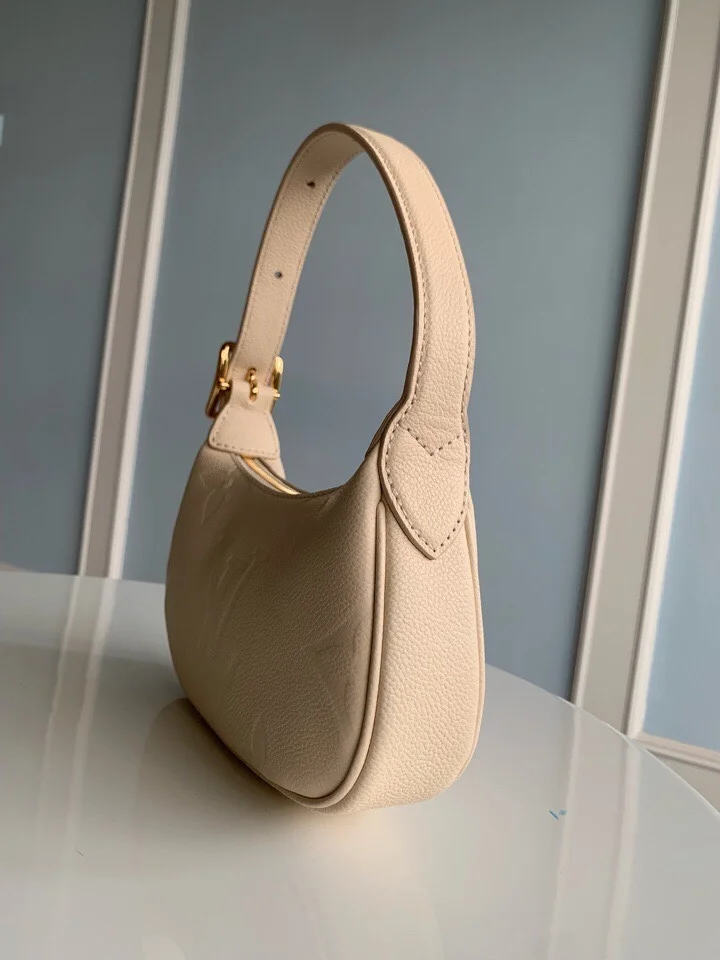 루이비통 미니 문 숄더 백 M82519