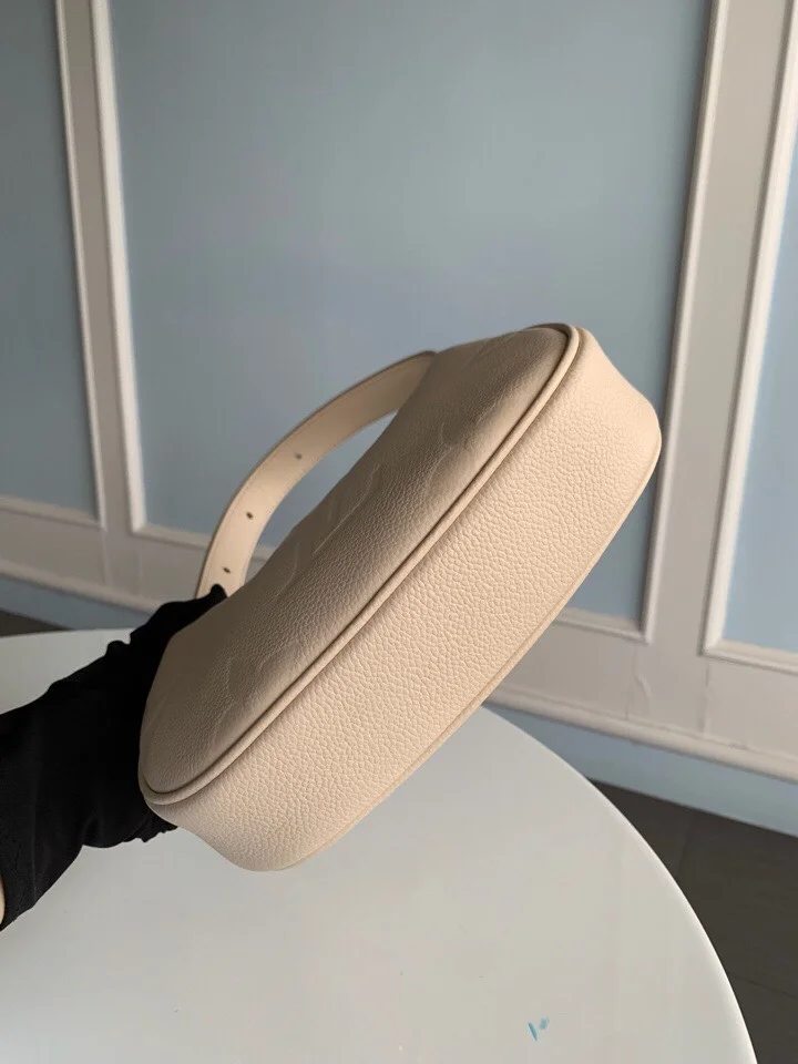 루이비통 미니 문 숄더 백 M82519