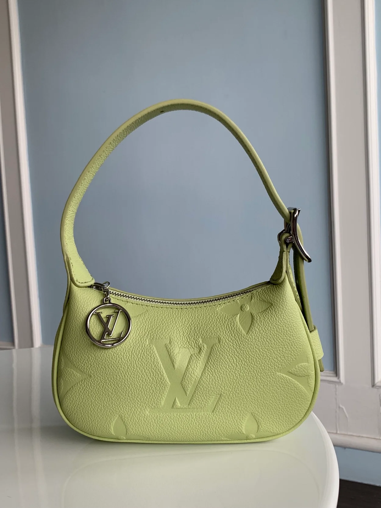 루이비통 미니 문 숄더 백 M82425