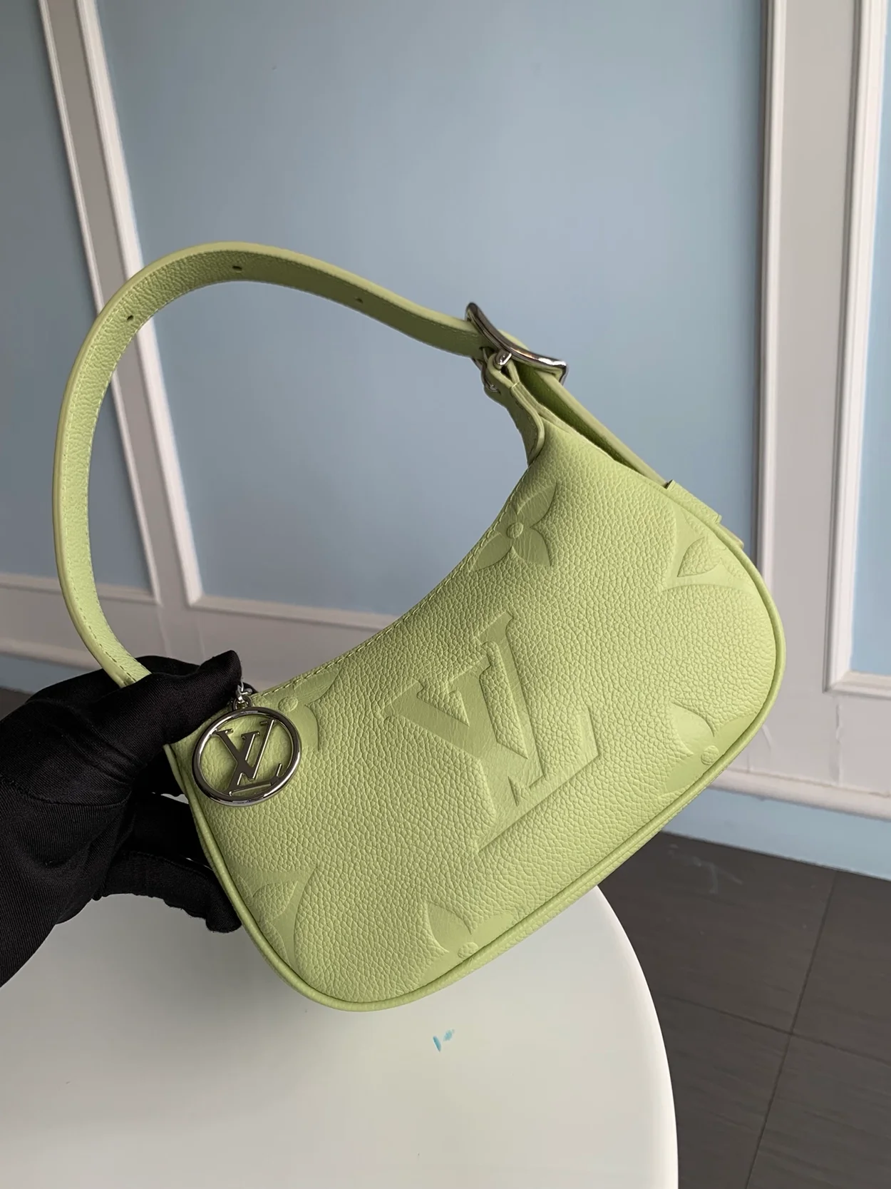 루이비통 미니 문 숄더 백 M82425