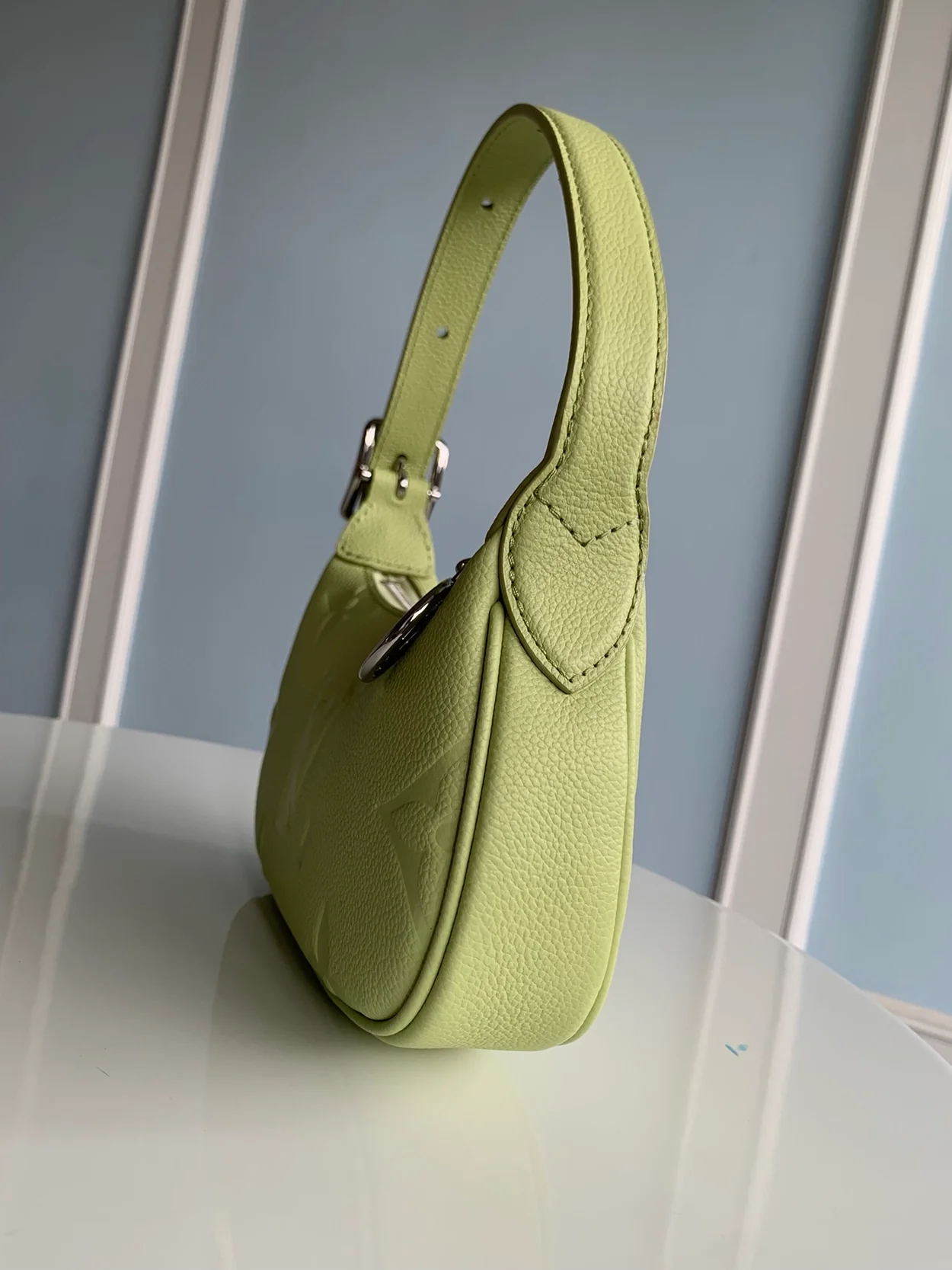 루이비통 미니 문 숄더 백 M82425