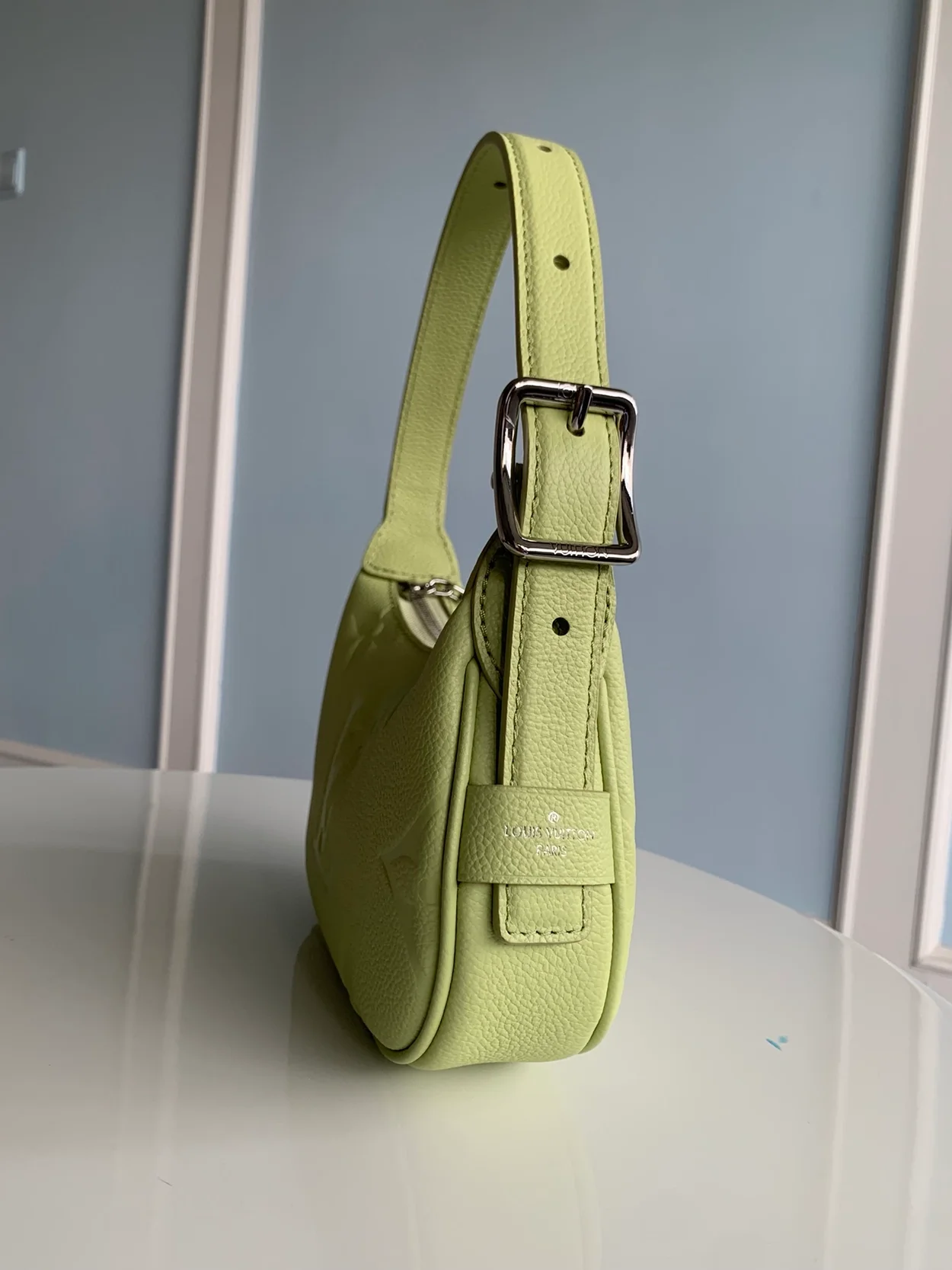 루이비통 미니 문 숄더 백 M82425