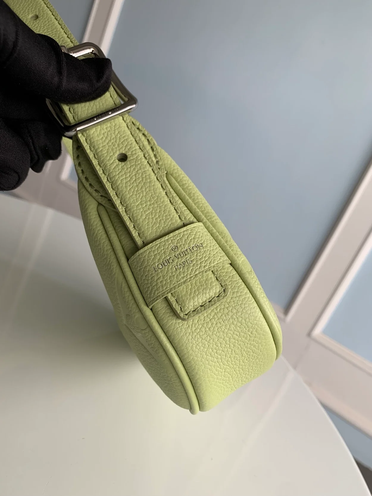 루이비통 미니 문 숄더 백 M82425