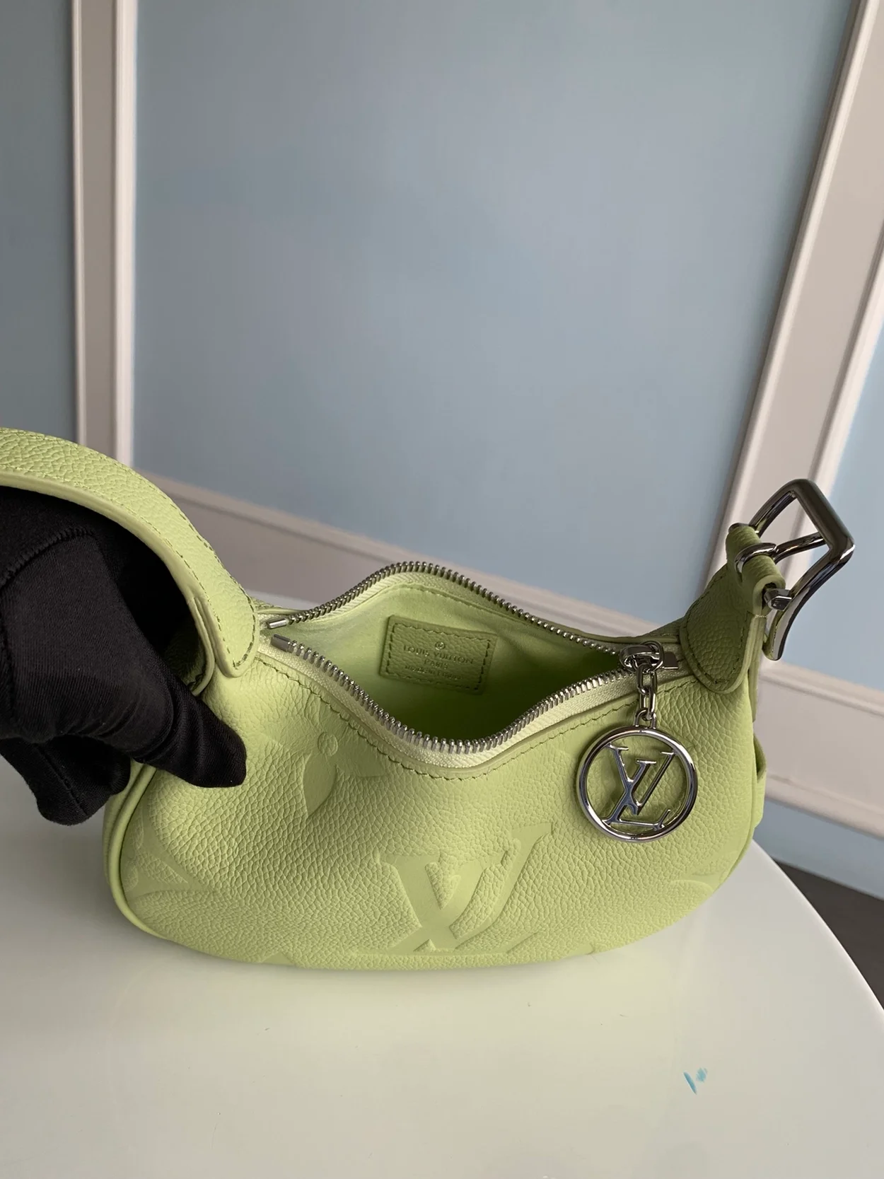 루이비통 미니 문 숄더 백 M82425