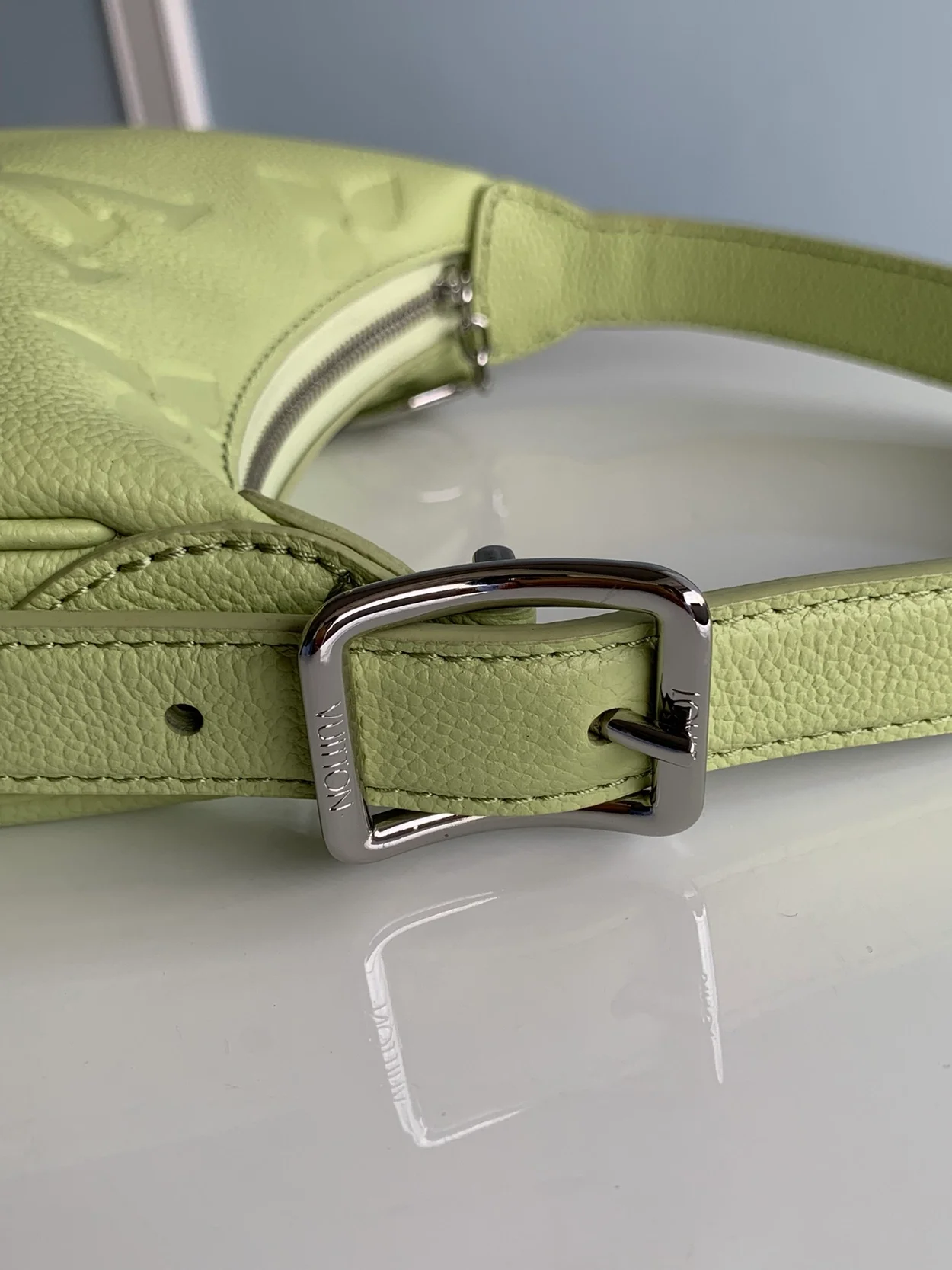 루이비통 미니 문 숄더 백 M82425