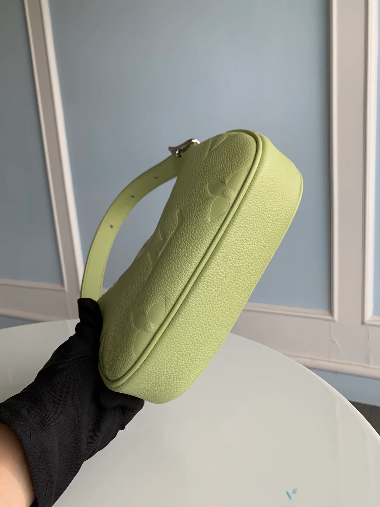 루이비통 미니 문 숄더 백 M82425