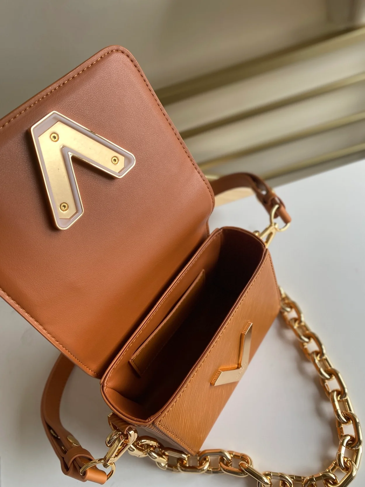 루이비통 트위스트 락 XL 백 M22297