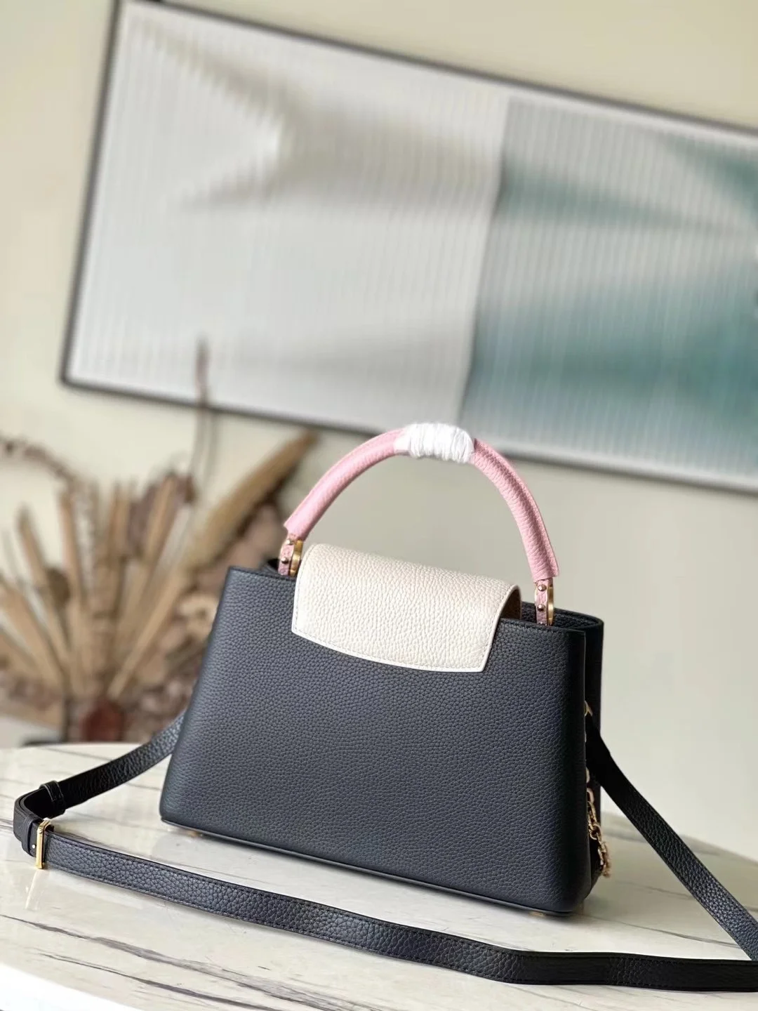 루이비통 카퓌신 MM 백 M22512