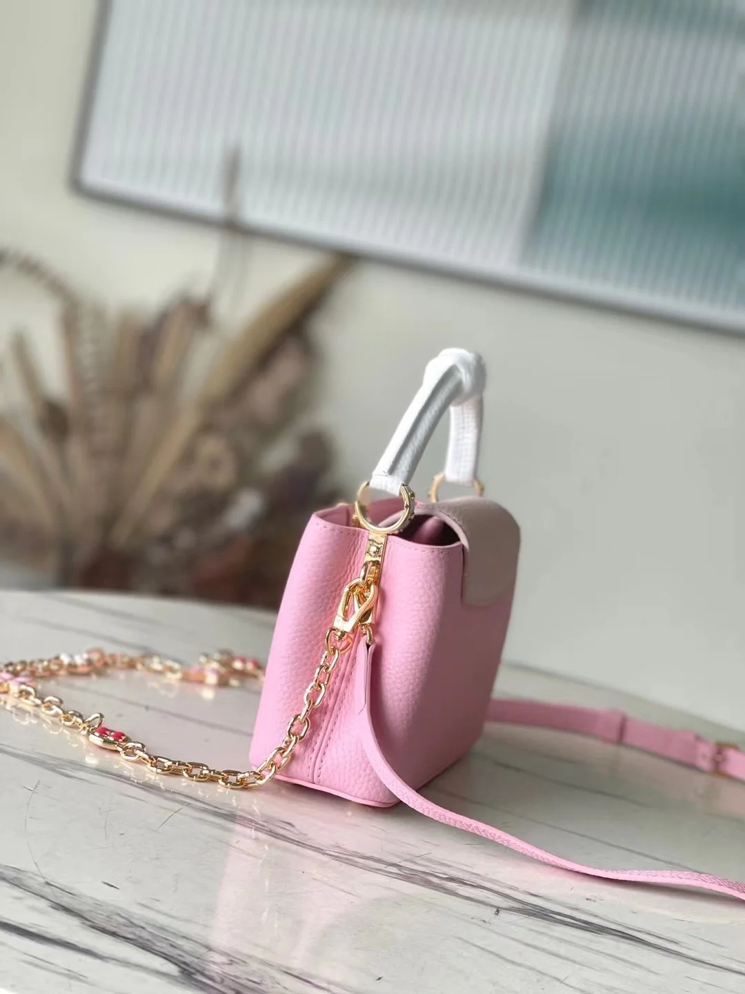 루이비통 카퓌신 미니 백 M22375