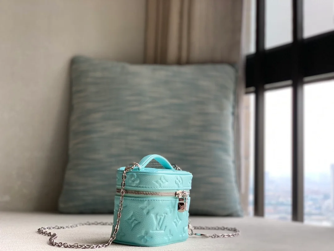 루이비통 마이크로 베니티 백 M82193