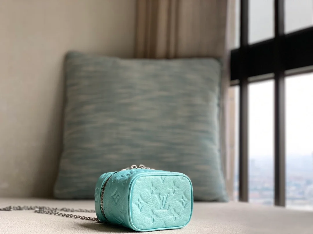 루이비통 마이크로 베니티 백 M82193