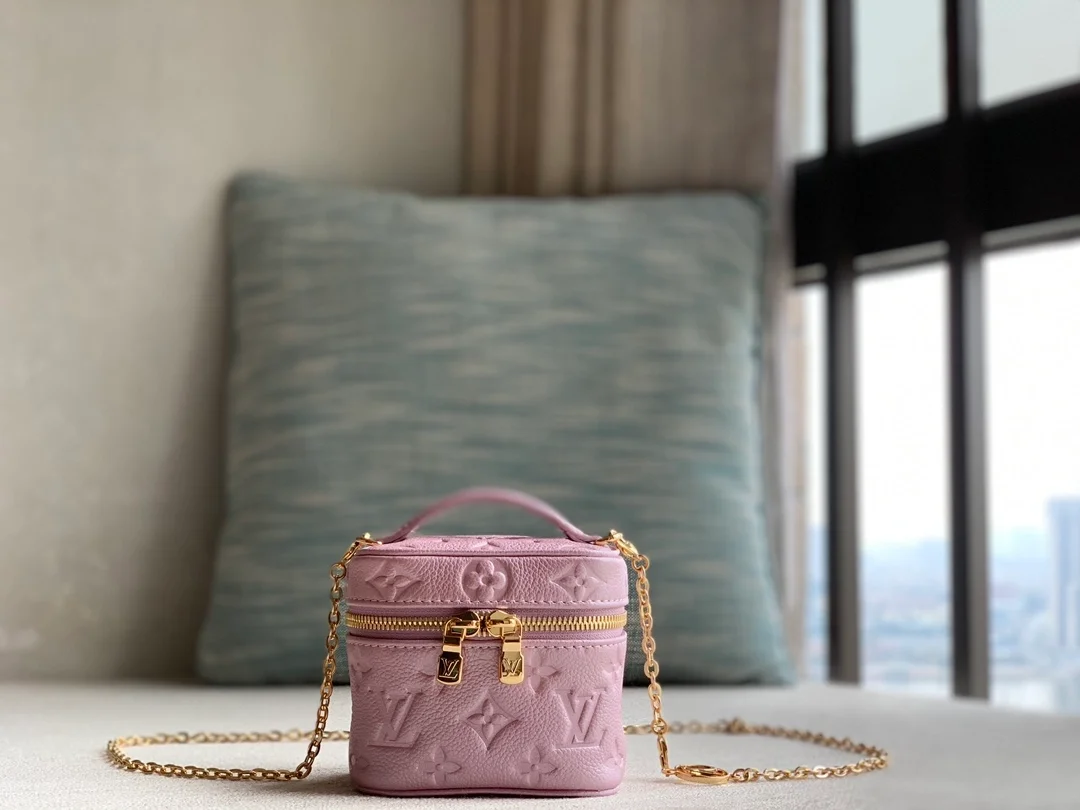 루이비통 마이크로 베니티 백 M82168