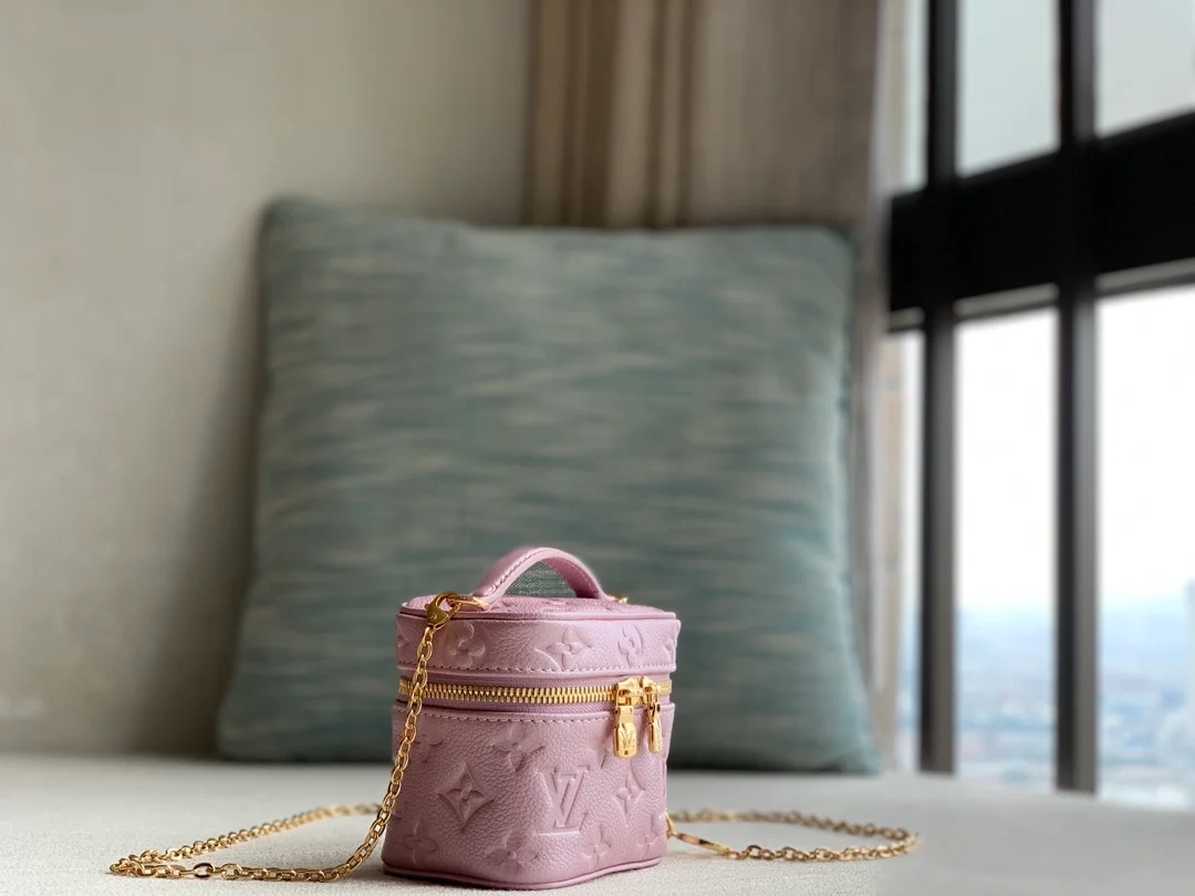 루이비통 마이크로 베니티 백 M82168